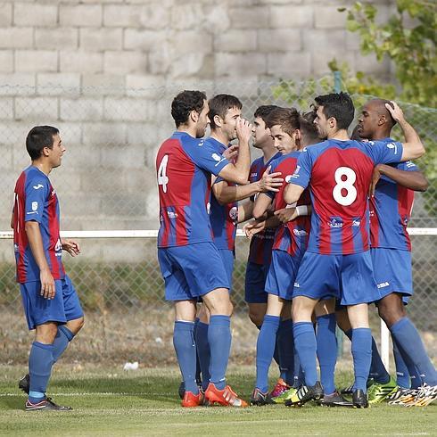 Los jugadores de la Segoviana celebran el gol de Dani Calleja. 