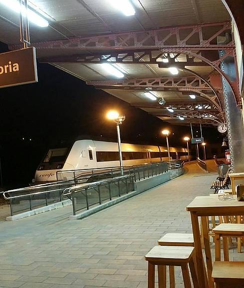 Un tren llega a la desierta estación soriana. 