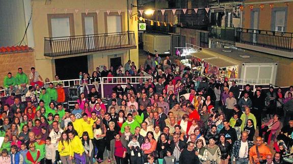 Público asistente a la presentación de las fiestas y al pregón, en la Plaza de El Maíllo.