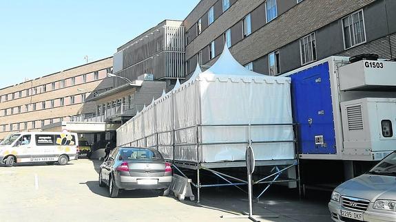 Imagen de la carpa situada a las afueras del Hospital para facilitar el paso de los pacientes a la unidad portátil de resonancias magnéticas 