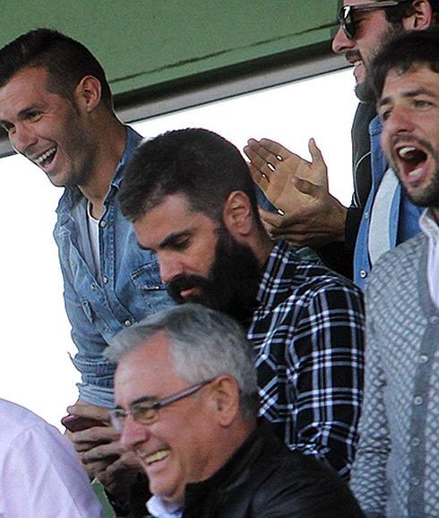 El director deportivo de la Segoviana, Ramsés Gil, mira el móvil durante un partido. 