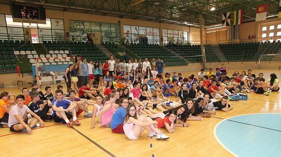 Participantes en una jornada del programa integral de deporte escolar. El Norte