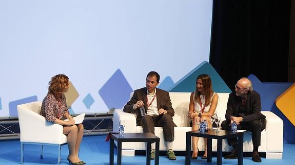 La jefa de la sección de Castilla y León de El Norte modera la mesa redonda en la que participaron Héctor Robles, Mamen Perera y Juanjo Azcárate.