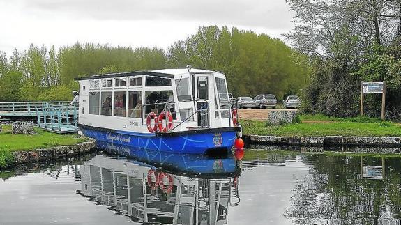 El barco Marqués de la Ensenada, en Herrera de Pisuerga. 
