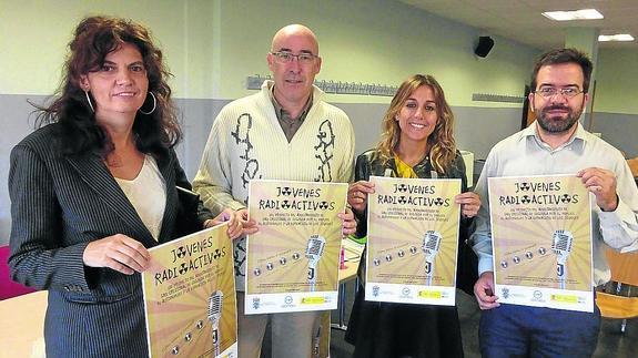 El alcalde, en el centro, con los impulsores del proyecto. 