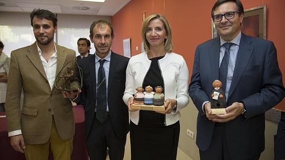 El artista ganador, Rafael Giráldez; el director del centro, Antonio Rodríguez; la consejera Alicia García y Gerardo Revilla, que recogió el premio en nombre de Isidro Fané. 