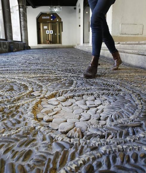 La pérdida de los elementos originales ha obligado a poner parches de piedras.