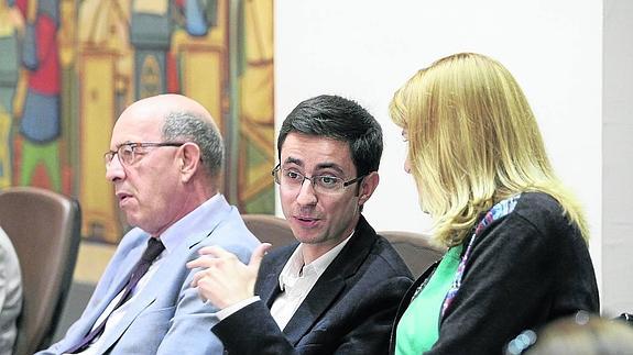 Los concejales del PSOE Arturo Ferreras, José Luis Mateos y Maribel Campo durante el último pleno. 