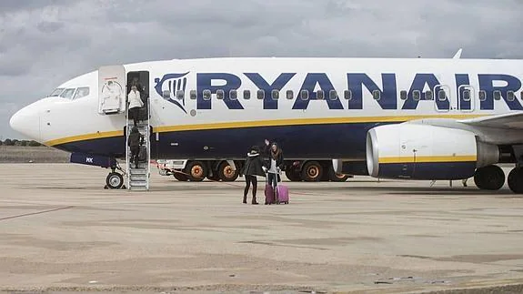 Una aeronave de la compañía irlandesa sobre la pista del aeropuerto de Villanubla