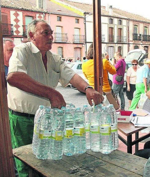 Reparto de agua potable, este verano, en Lastras de Cuéllar. 