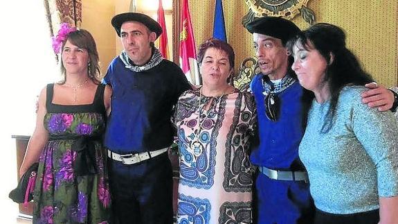 Los novios, vestidos de arrantzales, tras la ceremonia. 