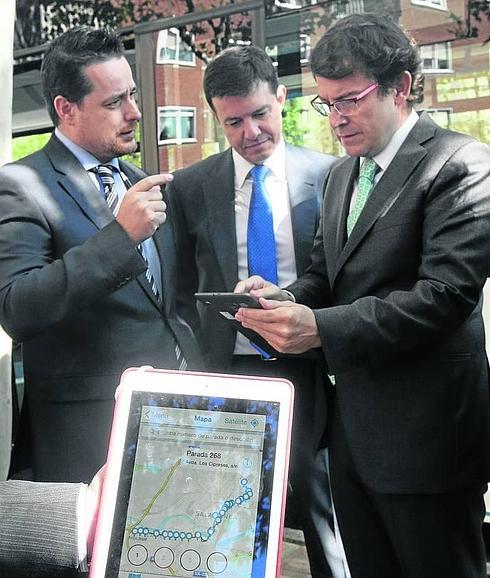 Fernández Mañueco durante la presentación de la nueva aplicación del bus urbano. 
