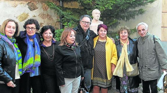 Representantes municipales y poetas israelíes posan ante el busto de Machado, en la entrada de la Casa Museo.