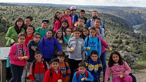 Un grupo de alumnos del colegio San Gil posan durante su estancia en el centro de la localidad de Villardeciervos. 