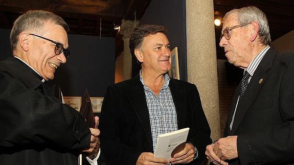 El obispo de Segovia, César Franco (izquierda), el presidente de la Diputación, Francisco Vázquez, y el escritor Carlos Murciano, en la presentación del libro. El Norte