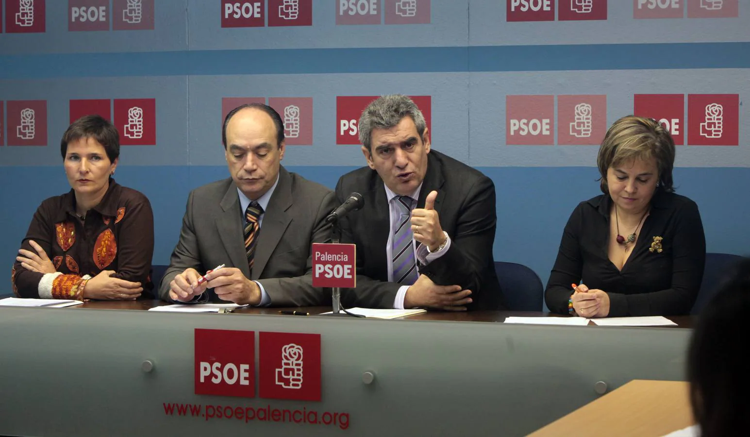 Mari Luz Martínez Seijo, a la izquierda, y Julio Villarrubia, a la derecha, en  una rueda de prensa de 2010. Entre ambos, Francisco Ramos. 