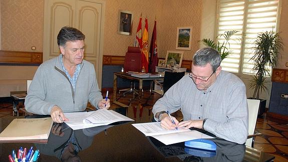 Francisco Vázquez (izquierda) y Carmelo Gozalo firman el convenio. 