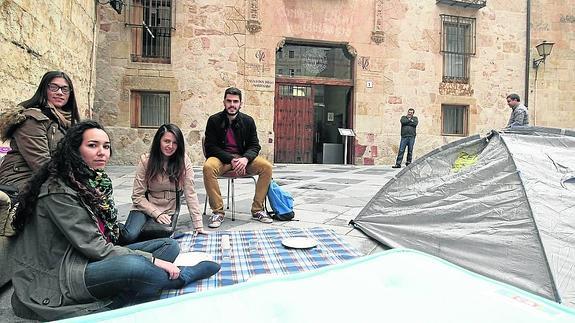 Escenificación del derecho a la vivienda en la plaza de San Benito.