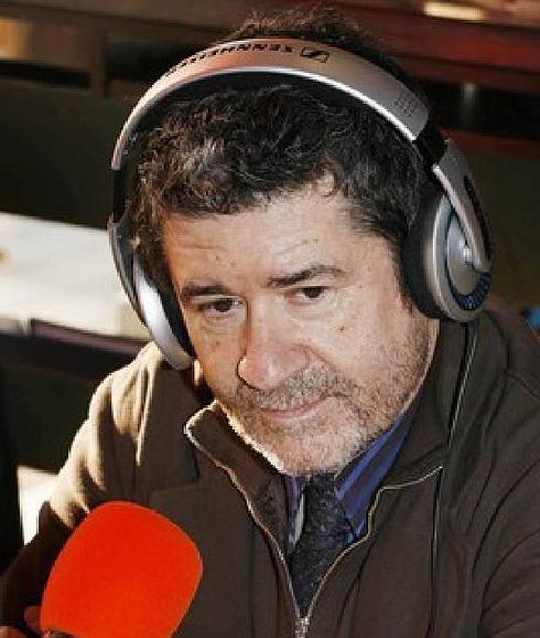 El periodista Carlos Santos presenta su libro '333 Historias de la Transición'