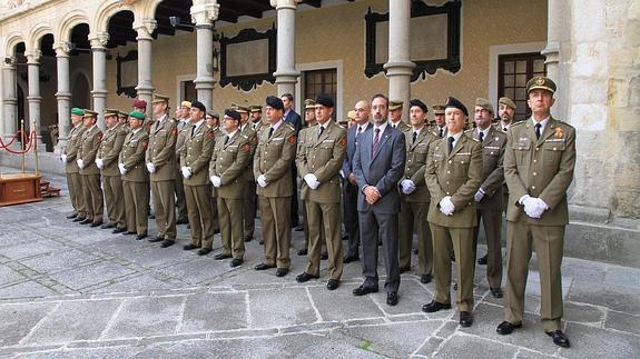 Los miembros de la XIV promoción de suboficiales, en el Patio de la Orden de la Academia de Artillería.