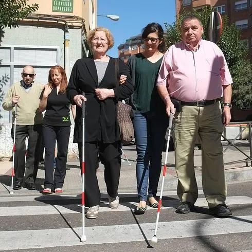 Personas sordociegas, acompañadas de mediadores y familiares, cruzan la calle.