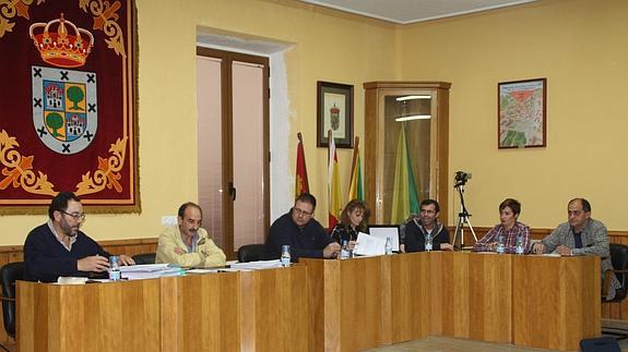 El portavoz del PP, Eduardo Verdugo (i), sentado junto al alcalde, Juan José Maroto, durante el pleno. 