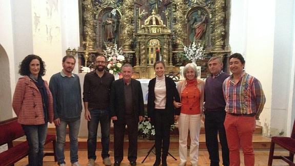 Participantes en la reunión para explicar a los vecinos las actuaciones que se llevan a cabo en la iglesia de la Asunción. 