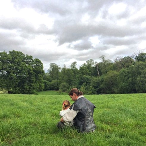 Chris Hemsworth con su hija India Rose en el rodaje de 'The Huntsman'