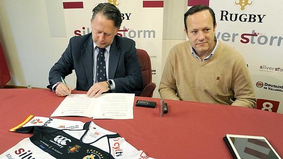 Rian Butcher y Juan Carlos Martín firman el acuerdo de patrocinio de Silverstorm con El Salvador. 