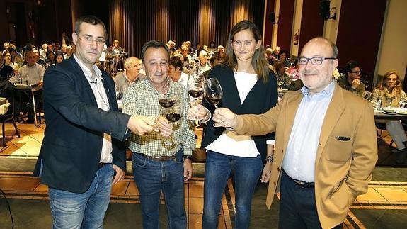 Los enólogos Alberto Gómez y Félix González brindan con María Argüelles y Javier Cornadó. 