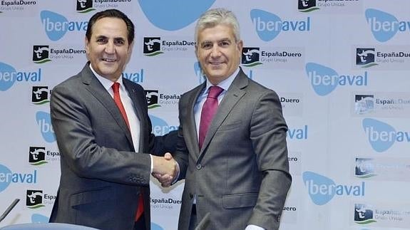 José Rolando Álvarez y Carlos Ranera, tras la firma del acuerdo entre Iberaval y EspañaDuero.  EL NORTE