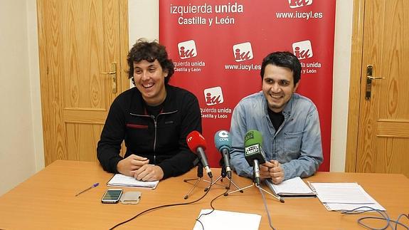 Félix Iglesias (izquierda) e Iván Fradejas, en la sede de IU. 