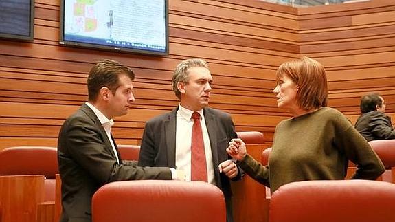 El portavoz del Grupo Socialista, Luis Tudanca, junto a los procuradores Javier Izquierdo y María Josefa Díaz-Caneja, durante el Pleno de las Cortes de Castilla y León. 