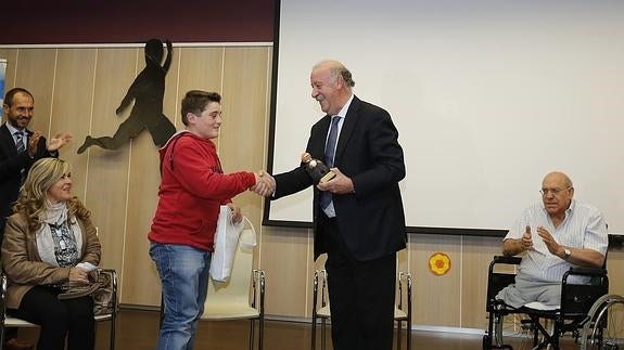 Del Bosque recibe el premio. 