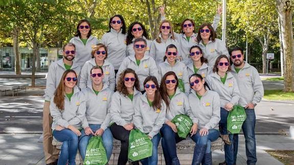 Clínica Galván-Recoletos Cuatro: La plantilla, con las gafas solidarias y las camisetas de la marcha contra el cáncer.