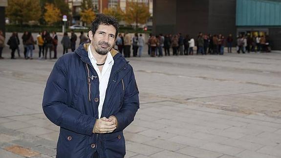 César Bona, delante de la cola de gente que esperaba su conferencia. 