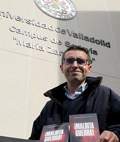 Ricardo Hernández, con dos ejemplares de su libro, ayer en Segovia. 