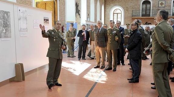El teniente coronel, Óscar Prieto, comisario de la exposición explica el contenido de la misma. RICARDO OTAZO