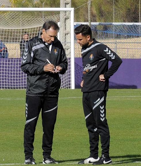 Portugal explica cómo desea un ejercicio a Rubén Albés. 