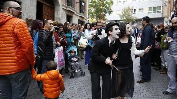 Un momento del espectáculo en la calle. 