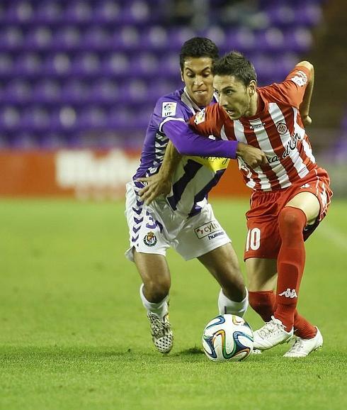 Anuar trata de parar a Bordás,  del Girona, en el encuentro de Copa  en Zorrilla. 