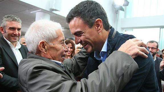 Sánchez saluda al militante socialista Antonio Fernández. 