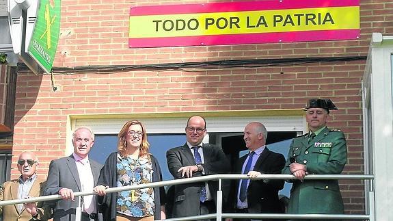 De derecha a izquierda, el jefe de la Comandancia, Calixto Villasante; el diputado provincial Urbano Alonso;el subdelegado del Gobierno, Luis Miguel Cárcel;la presidenta de la Diputación, Ángeles Armisén;y el alcalde de Herrera y diputado, Javier San Millán, en el cuartel.