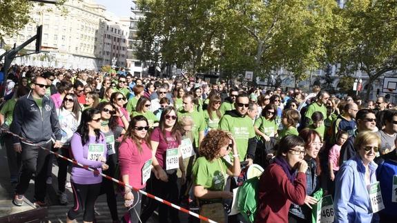 La Acera Recoletos abarrotada de andarines contra el cáncer.