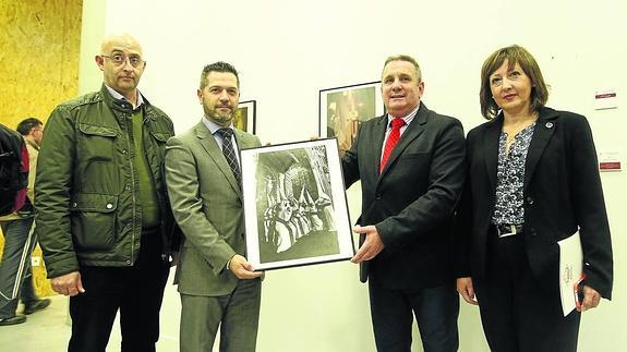 Luis Mateo Ramos (tesorero de la Junta de Cofradías), el concejal Julio López Revuelta, Francisco Hernández Mateos (Vicepresidente de la Junta de Cofradías) y Rita González Boyero (secretario de la Junta) muestran la imagen ganadora del Cristo de la Agonía. 