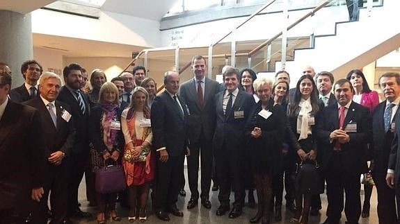 El rey Felipe VI con los integrantes de Empresa Familiar de Castilla y León en Bil congreso de Bilbao. 