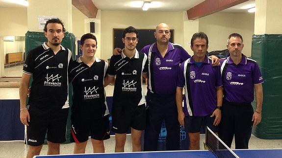 Los integrantes del ATM y de Coslada posan juntos. 