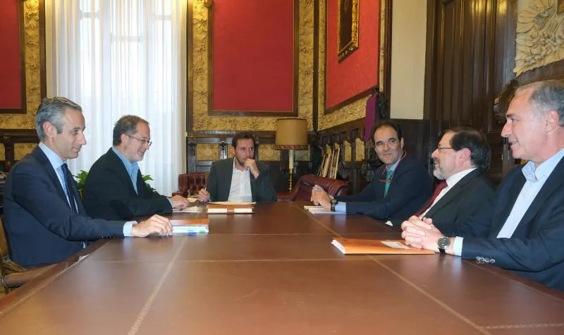 Rafael Guerra, Manuel Saravia, Óscar Puente, Rafael Salgado, Valentín Merino y Antonio Gato durante la reunión sobre el crédito del soterramiento. 