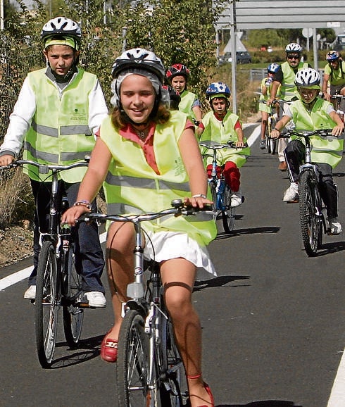 Ciclistas por el carril bici de la carretera de La Granja. 
