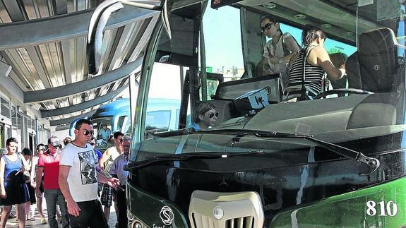 Varios jóvenes se suben a uno de los autobuses que cubren el servicio con Madrid. 